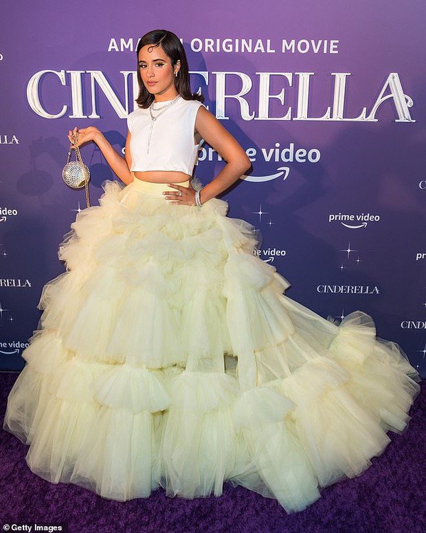 Shawn - Camila dự thảm đỏ Cinderella: Chàng lên đồ xuyên thấu khoe... lông ngực, nàng thả rông táo bạo nhưng mặc cái gì thế này? - Ảnh 5. Shawn - Camila dự thảm đỏ Cinderella: Chàng lên đồ xuyên thấu khoe... lông ngực, nàng thả rông táo bạo nhưng mặc cái gì thế này? - Ảnh 5.