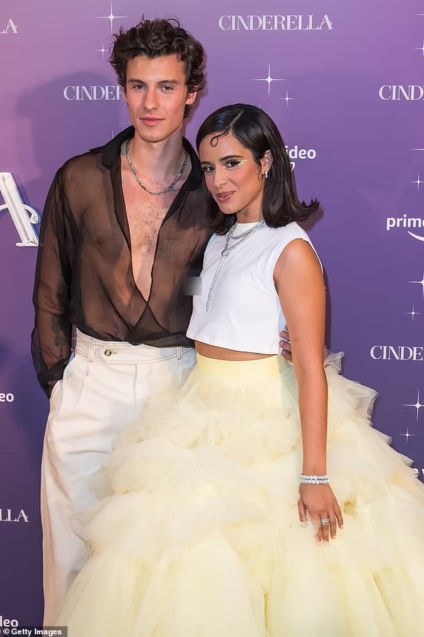 Shawn - Camila dự thảm đỏ Cinderella: Chàng lên đồ xuyên thấu khoe... lông ngực, nàng thả rông táo bạo nhưng mặc cái gì thế này? - Ảnh 2. Shawn - Camila dự thảm đỏ Cinderella: Chàng lên đồ xuyên thấu khoe... lông ngực, nàng thả rông táo bạo nhưng mặc cái gì thế này? - Ảnh 2.