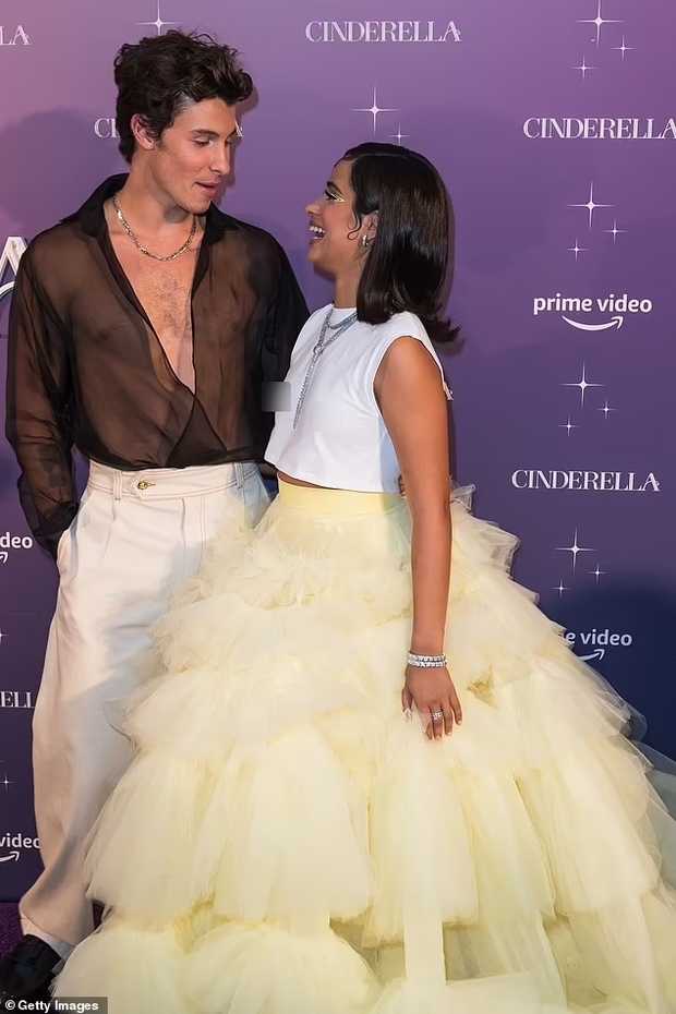 Shawn - Camila dự thảm đỏ Cinderella: Chàng lên đồ xuyên thấu khoe... lông ngực, nàng thả rông táo bạo nhưng mặc cái gì thế này? - Ảnh 3. Shawn - Camila dự thảm đỏ Cinderella: Chàng lên đồ xuyên thấu khoe... lông ngực, nàng thả rông táo bạo nhưng mặc cái gì thế này? - Ảnh 3.