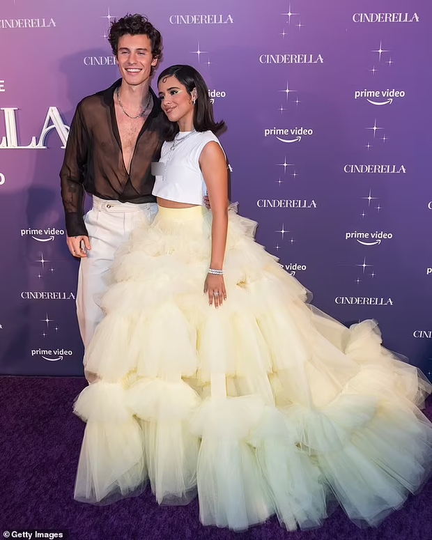 Shawn - Camila dự thảm đỏ Cinderella: Chàng lên đồ xuyên thấu khoe... lông ngực, nàng thả rông táo bạo nhưng mặc cái gì thế này? - Ảnh 4. Shawn - Camila dự thảm đỏ Cinderella: Chàng lên đồ xuyên thấu khoe... lông ngực, nàng thả rông táo bạo nhưng mặc cái gì thế này? - Ảnh 4.