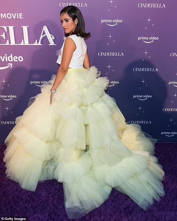 Shawn - Camila dự thảm đỏ Cinderella: Chàng lên đồ xuyên thấu khoe... lông ngực, nàng thả rông táo bạo nhưng mặc cái gì thế này? - Ảnh 7. Shawn - Camila dự thảm đỏ Cinderella: Chàng lên đồ xuyên thấu khoe... lông ngực, nàng thả rông táo bạo nhưng mặc cái gì thế này? - Ảnh 7.