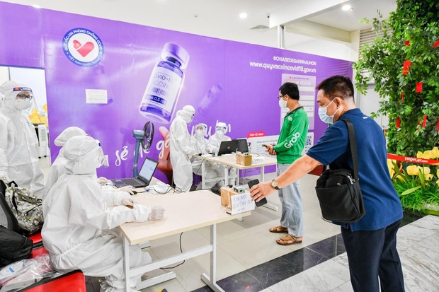 Ứng dụng công nghệ trong xét nghiệm Covid-19: Giảm 50% nhân lực y tế, người dân và tài xế hào hứng vì thuận tiện, tiết kiệm thời gian - Ảnh 4. Ứng dụng công nghệ trong xét nghiệm Covid-19: Giảm 50% nhân lực y tế, người dân và tài xế hào hứng vì thuận tiện, tiết kiệm thời gian - Ảnh 4.
