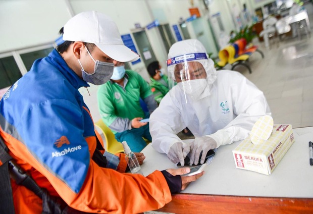 Ứng dụng công nghệ trong xét nghiệm Covid-19: Giảm 50% nhân lực y tế, người dân và tài xế hào hứng vì thuận tiện, tiết kiệm thời gian - Ảnh 9. Ứng dụng công nghệ trong xét nghiệm Covid-19: Giảm 50% nhân lực y tế, người dân và tài xế hào hứng vì thuận tiện, tiết kiệm thời gian - Ảnh 9.