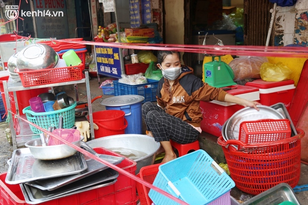 Buổi chiều như 30 Tết ở Sài Gòn sau gần 90 ngày giãn cách: Người dọn dẹp nhà cửa, người dắt xe đi sửa, ai cũng háo hức đợi ngày mai nới lỏng - Ảnh 1.