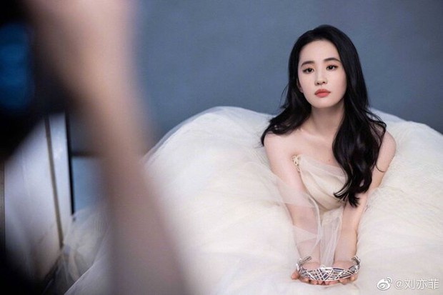 Lưu Diệc Phi trên ảnh quảng cáo Chaumet: Diễm lệ đến mức có người coi là Đại sứ đẹp nhất châu Á, lu mờ cả Song Hye Kyo? - Ảnh 2.