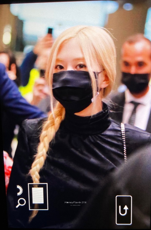 Rosé (BLACKPINK) trở về Hàn sau màn gây bão Paris Fashion Week: Mặt xinh như tiên tử, nhưng váy ngắn cũn cỡn thấy nguy hiểm giùm - Ảnh 2.