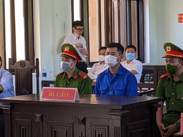 Vắng kiểm sát viên vì Covid-19, hoãn xét xử phúc thẩm cựu bác sĩ bị tố hiếp dâm nữ điều dưỡng - Ảnh 2. Vắng kiểm sát viên vì Covid-19, hoãn xét xử phúc thẩm cựu bác sĩ bị tố hiếp dâm nữ điều dưỡng - Ảnh 2.