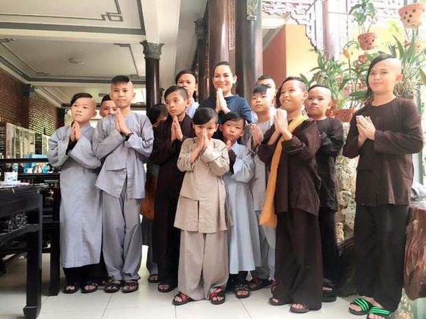 Tỷ phú Hoàng Kiều muốn nhận nuôi 23 người con, đại diện ca sĩ Phi Nhung nói gì? - Ảnh 2. Tỷ phú Hoàng Kiều muốn nhận nuôi 23 người con, đại diện ca sĩ Phi Nhung nói gì? - Ảnh 2.