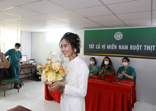 Đám cưới đặc biệt của nữ điều dưỡng tại bệnh viện dã chiến: Cô dâu chống dịch ở TP.HCM, chú rể ở Hà Nội - Ảnh 1. Đám cưới đặc biệt của nữ điều dưỡng tại bệnh viện dã chiến: Cô dâu chống dịch ở TP.HCM, chú rể ở Hà Nội - Ảnh 1.