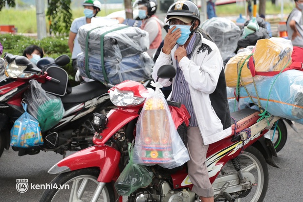 Cả trăm người ùn ùn tự ý rời TP.HCM về quê bằng xe máy: Nguyện vọng của tôi là muốn đưa tro cốt của vợ về với quê nhà - Ảnh 7. Cả trăm người ùn ùn tự ý rời TP.HCM về quê bằng xe máy: Nguyện vọng của tôi là muốn đưa tro cốt của vợ về với quê nhà - Ảnh 7.