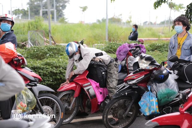 Cả trăm người ùn ùn tự ý rời TP.HCM về quê bằng xe máy: Nguyện vọng của tôi là muốn đưa tro cốt của vợ về với quê nhà - Ảnh 10. Cả trăm người ùn ùn tự ý rời TP.HCM về quê bằng xe máy: Nguyện vọng của tôi là muốn đưa tro cốt của vợ về với quê nhà - Ảnh 10.