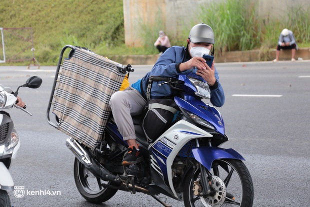 Cả trăm người ùn ùn tự ý rời TP.HCM về quê bằng xe máy: Nguyện vọng của tôi là muốn đưa tro cốt của vợ về với quê nhà - Ảnh 13. Cả trăm người ùn ùn tự ý rời TP.HCM về quê bằng xe máy: Nguyện vọng của tôi là muốn đưa tro cốt của vợ về với quê nhà - Ảnh 13.