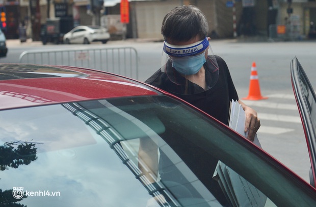 Hà Nội: Tài xế không có giấy đi đường, cố thủ trong xe ô tô 30 phút vì sợ lây bệnh Covid-19 tại chốt vùng đỏ - Ảnh 10.