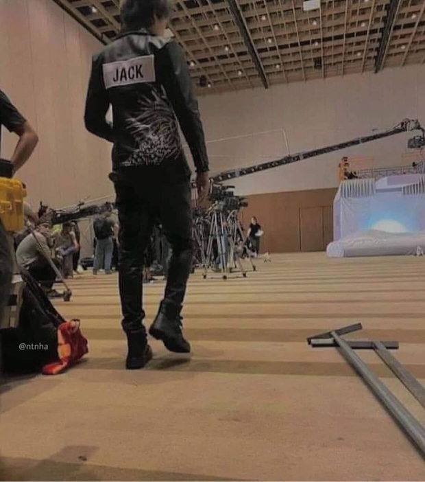 Lộ ảnh rõ diện mạo tại hậu trường cạnh Jun Phạm, Jack không hề bị bay màu khỏi Running Man Việt mùa 2? - Ảnh 4. Lộ ảnh rõ diện mạo tại hậu trường cạnh Jun Phạm, Jack không hề bị bay màu khỏi Running Man Việt mùa 2? - Ảnh 4.