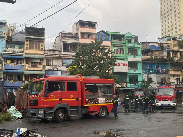 TP.HCM: Cháy căn hộ chung cư cũ, cụ bà 72 tuổi bị ngạt khói - Ảnh 1.