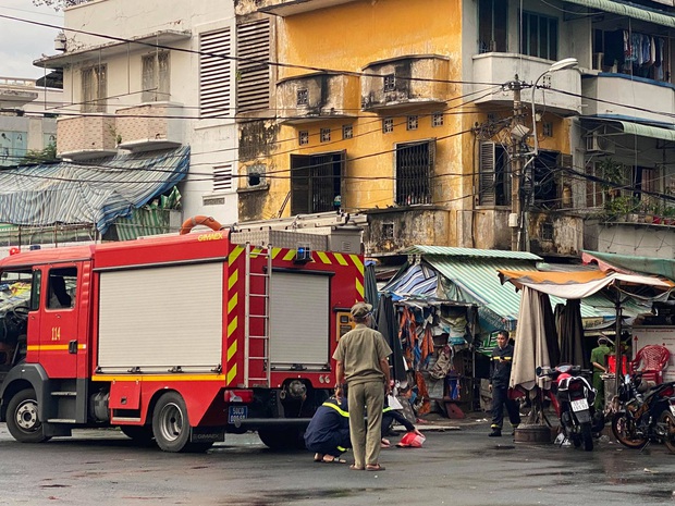 TP.HCM: Cháy căn hộ chung cư cũ, cụ bà 72 tuổi bị ngạt khói - Ảnh 2.