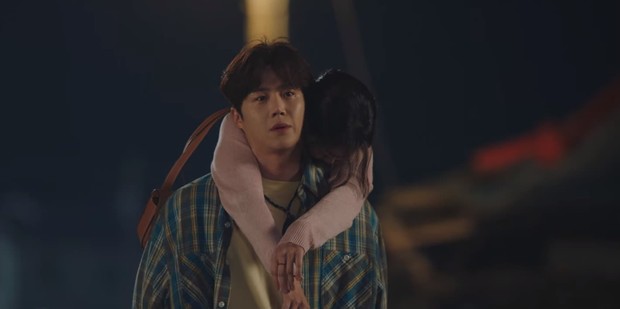 Kim Seon Ho - Shin Min Ah hợp sức hạ knock-out kẻ biến thái, thả thính nhau liên tục ở Hometown Cha-Cha-Cha tập 4 - Ảnh 3.