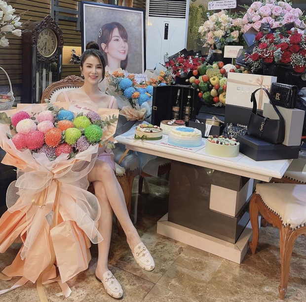 Hội mỹ nhân hot nhất Next Top Model mùa 1 sau 11 năm: Cả dàn thành dâu hào môn, Đàm Thu Trang - Phạm Hương gây xôn xao vì hôn nhân - Ảnh 17. Hội mỹ nhân hot nhất Next Top Model mùa 1 sau 11 năm: Cả dàn thành dâu hào môn, Đàm Thu Trang - Phạm Hương gây xôn xao vì hôn nhân - Ảnh 17.