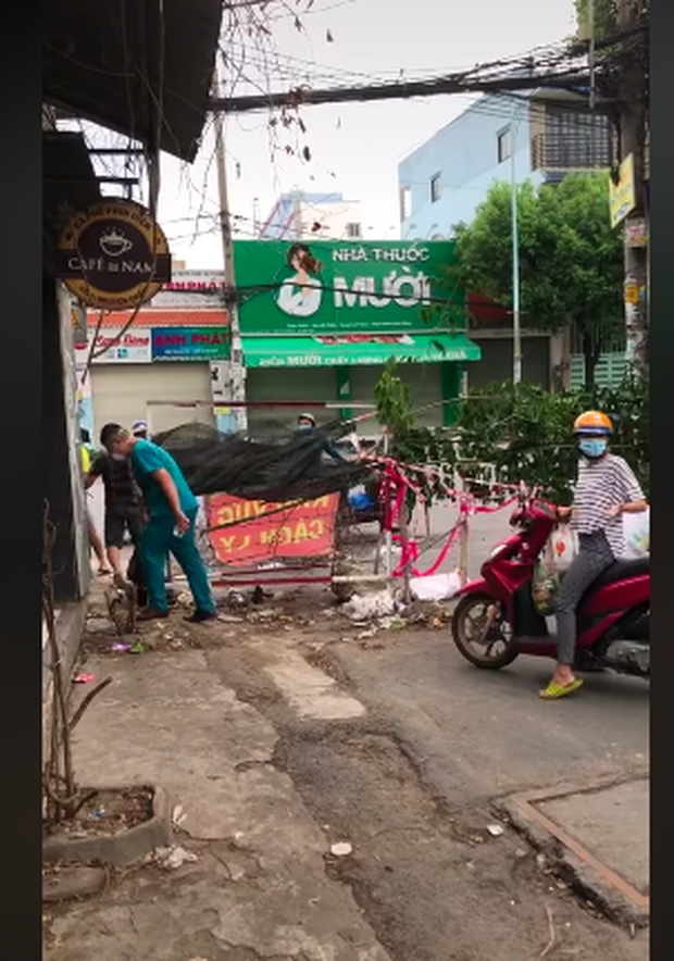 Clip người dân phá rào chắn phòng dịch ở TP.HCM để đi: Phường sẽ kiểm tra biển số xe để xử phạt - Ảnh 2.