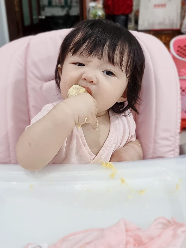 Con gái Đông Nhi lần đầu thưởng thức món trái cây thơm nức mũi kén người ăn, nhìn thòm thèm mà cưng xỉu - Ảnh 3. Con gái Đông Nhi lần đầu thưởng thức món trái cây thơm nức mũi kén người ăn, nhìn thòm thèm mà cưng xỉu - Ảnh 3.