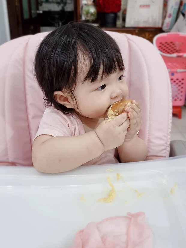 Con gái Đông Nhi lần đầu thưởng thức món trái cây thơm nức mũi kén người ăn, nhìn thòm thèm mà cưng xỉu - Ảnh 4. Con gái Đông Nhi lần đầu thưởng thức món trái cây thơm nức mũi kén người ăn, nhìn thòm thèm mà cưng xỉu - Ảnh 4.