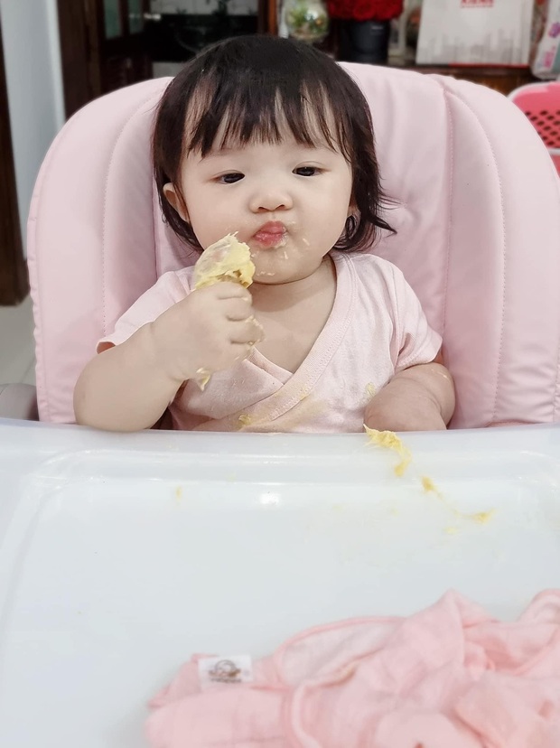 Con gái Đông Nhi lần đầu thưởng thức món trái cây thơm nức mũi kén người ăn, nhìn thòm thèm mà cưng xỉu - Ảnh 5. Con gái Đông Nhi lần đầu thưởng thức món trái cây thơm nức mũi kén người ăn, nhìn thòm thèm mà cưng xỉu - Ảnh 5.