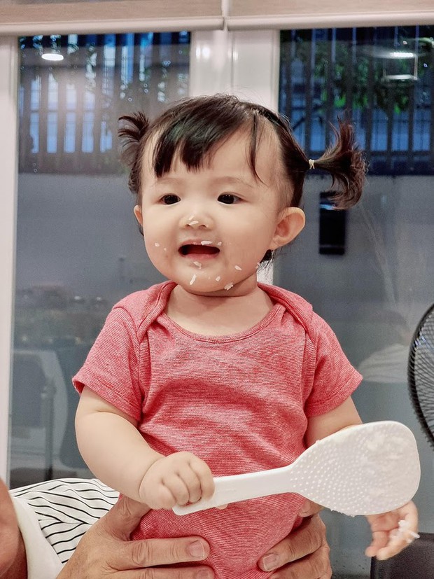 Con gái Đông Nhi lần đầu thưởng thức món trái cây thơm nức mũi kén người ăn, nhìn thòm thèm mà cưng xỉu - Ảnh 9. Con gái Đông Nhi lần đầu thưởng thức món trái cây thơm nức mũi kén người ăn, nhìn thòm thèm mà cưng xỉu - Ảnh 9.