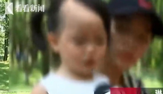 Nghi con gái bị bạo hành, bố mẹ xem lại camera thì lập tức suy sụp, sốc nhất là sự xuất hiện của hiệu trưởng - Ảnh 1.