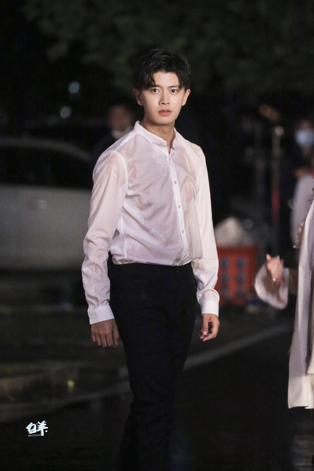 Nhậm Gia Luân khoe dáng nuột trong trang phục công sở ở phim mới, ông chú Trương Bân Bân vào mà học hỏi liền đi! - Ảnh 7. Nhậm Gia Luân khoe dáng nuột trong trang phục công sở ở phim mới, ông chú Trương Bân Bân vào mà học hỏi liền đi! - Ảnh 7.