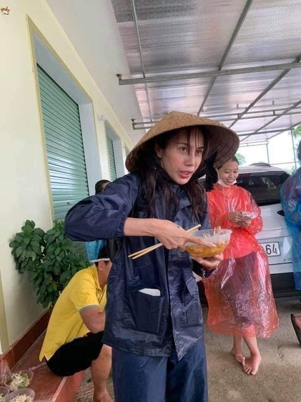 16 năm lăn lộn showbiz của Thủy Tiên: Phất lên từ 1 bài hát, liên tiếp gặp ồn ào vì phong cách sexy và cuộc hôn nhân như mơ với Công Vinh - Ảnh 32.