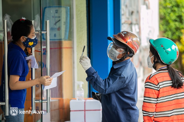 Phụ huynh loay hoay tìm mua sách cho con tại TP.HCM trong những ngày giãn cách xã hội - Ảnh 1. Phụ huynh loay hoay tìm mua sách cho con tại TP.HCM trong những ngày giãn cách xã hội - Ảnh 1.