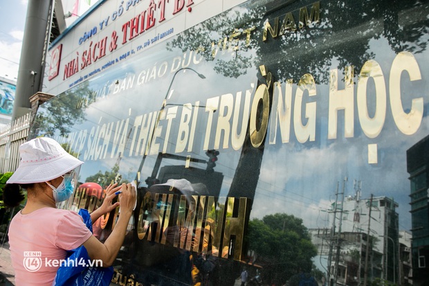Phụ huynh loay hoay tìm mua sách cho con tại TP.HCM trong những ngày giãn cách xã hội - Ảnh 4. Phụ huynh loay hoay tìm mua sách cho con tại TP.HCM trong những ngày giãn cách xã hội - Ảnh 4.