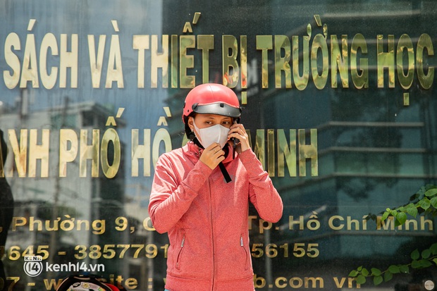 Phụ huynh loay hoay tìm mua sách cho con tại TP.HCM trong những ngày giãn cách xã hội - Ảnh 6. Phụ huynh loay hoay tìm mua sách cho con tại TP.HCM trong những ngày giãn cách xã hội - Ảnh 6.