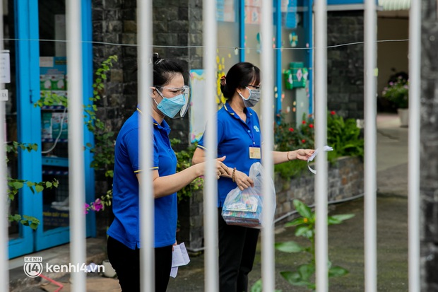 Phụ huynh loay hoay tìm mua sách cho con tại TP.HCM trong những ngày giãn cách xã hội - Ảnh 8. Phụ huynh loay hoay tìm mua sách cho con tại TP.HCM trong những ngày giãn cách xã hội - Ảnh 8.