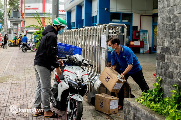 Phụ huynh loay hoay tìm mua sách cho con tại TP.HCM trong những ngày giãn cách xã hội - Ảnh 9. Phụ huynh loay hoay tìm mua sách cho con tại TP.HCM trong những ngày giãn cách xã hội - Ảnh 9.