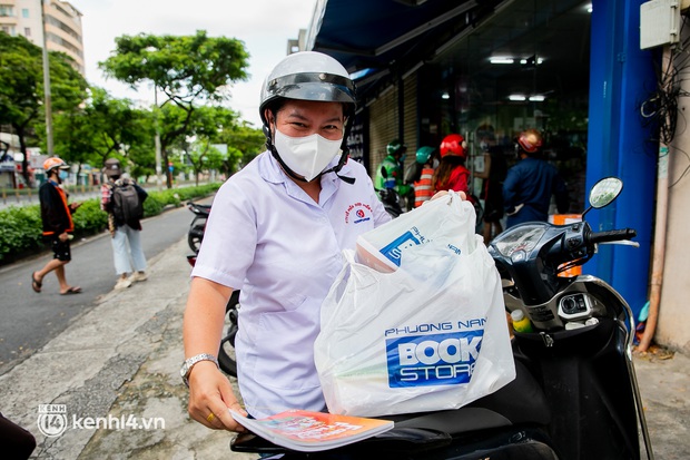 Phụ huynh loay hoay tìm mua sách cho con tại TP.HCM trong những ngày giãn cách xã hội - Ảnh 11. Phụ huynh loay hoay tìm mua sách cho con tại TP.HCM trong những ngày giãn cách xã hội - Ảnh 11.