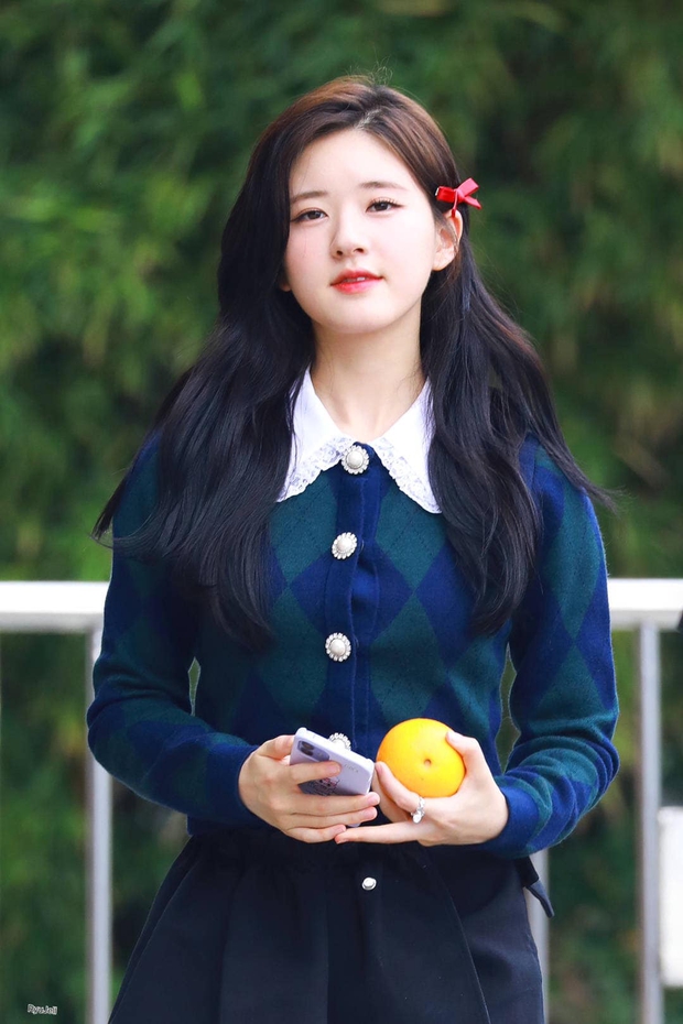 Chiếc áo thị phi: Hết Rosé và Somi diện rồi gây nên drama, giờ lại tới tay Trà xanh Triệu Lộ Tư - Ảnh 2. Chiếc áo thị phi: Hết Rosé và Somi diện rồi gây nên drama, giờ lại tới tay Trà xanh Triệu Lộ Tư - Ảnh 2.