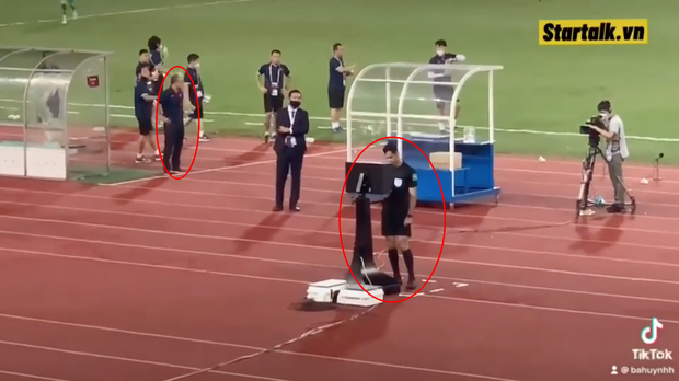 Clip: Bắt gặp thầy Park nhìn trộm khi trọng tài check VAR, biểu cảm cho tui xem với cute ngất trời - Ảnh 3. Clip: Bắt gặp thầy Park nhìn trộm khi trọng tài check VAR, biểu cảm cho tui xem với cute ngất trời - Ảnh 3.