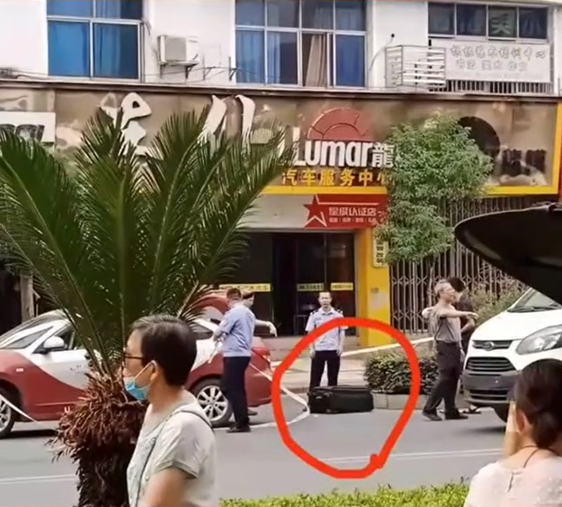 Giúp hành khách kéo hộ đồ, tài xế taxi giật mình khi thấy máu chảy, mở vali ra thì kinh hãi trước cảnh tượng bên trong - Ảnh 3. Giúp hành khách kéo hộ đồ, tài xế taxi giật mình khi thấy máu chảy, mở vali ra thì kinh hãi trước cảnh tượng bên trong - Ảnh 3.