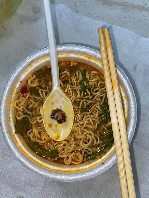 Đang ăn cháo hải sản, cô nàng vớt được nguyên 1 con cua “Hoàng đế” trong bát, nhìn kỹ hơn thì suýt té xỉu - Ảnh 4. Đang ăn cháo hải sản, cô nàng vớt được nguyên 1 con cua “Hoàng đế” trong bát, nhìn kỹ hơn thì suýt té xỉu - Ảnh 4.