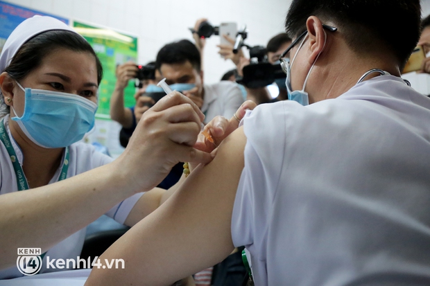 Gần 90% người dân trên 18 tuổi ở TP.HCM đã được tiêm vaccine mũi 1 - Ảnh 2. Gần 90% người dân trên 18 tuổi ở TP.HCM đã được tiêm vaccine mũi 1 - Ảnh 2.