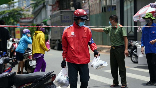 TP.HCM: Kiến nghị cho siêu thị, cửa hàng và shipper được hoạt động tới 21 giờ mỗi ngày - Ảnh 1. TP.HCM: Kiến nghị cho siêu thị, cửa hàng và shipper được hoạt động tới 21 giờ mỗi ngày - Ảnh 1.