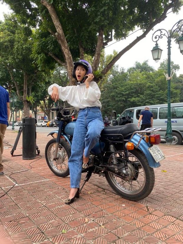 Xem cách Tuệ Nhi (11 Tháng 5 Ngày) cân đẹp loạt phụ kiện xa xỉ, Nam (Hương Vị Tình Thân) hẳn là nên học theo để làm dâu hào môn đi thôi - Ảnh 1. Xem cách Tuệ Nhi (11 Tháng 5 Ngày) cân đẹp loạt phụ kiện xa xỉ, Nam (Hương Vị Tình Thân) hẳn là nên học theo để làm dâu hào môn đi thôi - Ảnh 1.