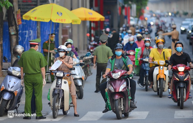 Hà Nội cho phép người dân tiếp tục sử dụng Giấy đi đường mẫu cũ - Ảnh 1. Hà Nội cho phép người dân tiếp tục sử dụng Giấy đi đường mẫu cũ - Ảnh 1.