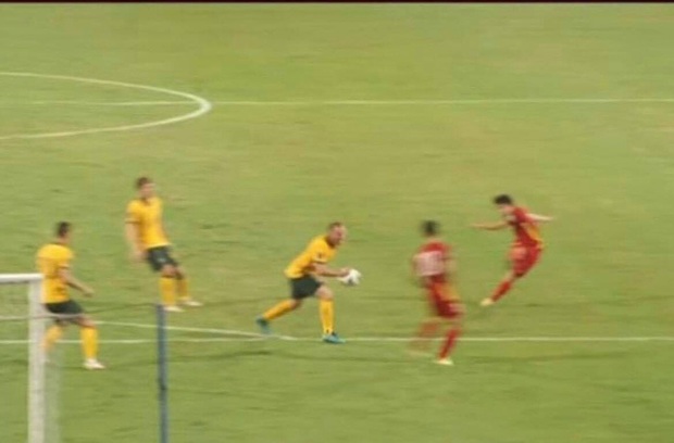 Vì sao tuyển Việt Nam không được hưởng penalty dù cầu thủ Australia để bóng chạm tay? - Ảnh 2.