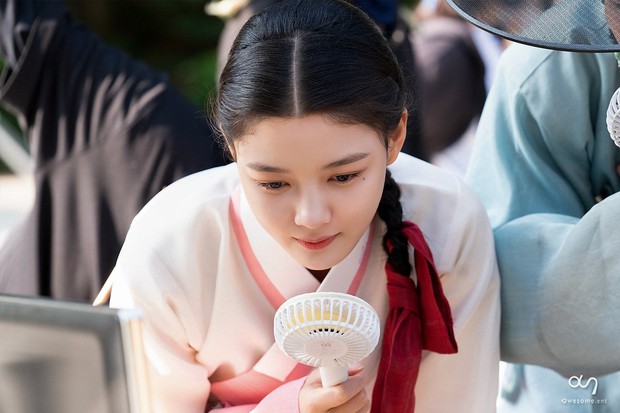 Kim Yoo Jung cưng xỉu ở hậu trường phim: Nhỏ xíu giữa hai nam thần đã thế còn nghịch như quỷ nữa - Ảnh 10.