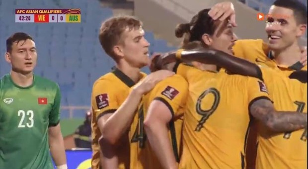 Hình ảnh xót xa trên sân: Có một Đặng Văn Lâm buồn bã phía sau những cầu thủ Australia đang ăn mừng - Ảnh 4. Hình ảnh xót xa trên sân: Có một Đặng Văn Lâm buồn bã phía sau những cầu thủ Australia đang ăn mừng - Ảnh 4.