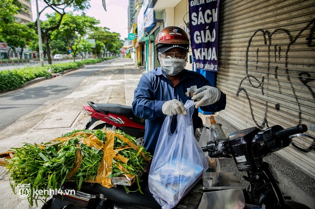 Phụ huynh loay hoay tìm mua sách cho con tại TP.HCM trong những ngày giãn cách xã hội - Ảnh 10. Phụ huynh loay hoay tìm mua sách cho con tại TP.HCM trong những ngày giãn cách xã hội - Ảnh 10.