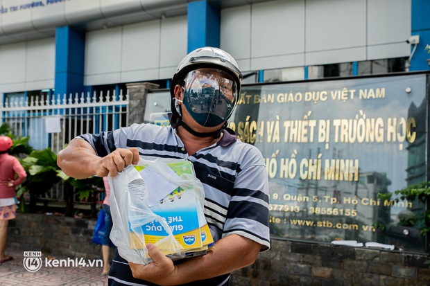 Phụ huynh loay hoay tìm mua sách cho con tại TP.HCM trong những ngày giãn cách xã hội - Ảnh 12. Phụ huynh loay hoay tìm mua sách cho con tại TP.HCM trong những ngày giãn cách xã hội - Ảnh 12.