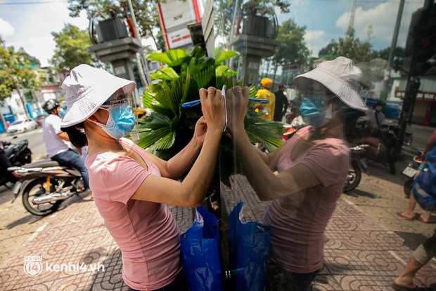 Phụ huynh loay hoay tìm mua sách cho con tại TP.HCM trong những ngày giãn cách xã hội - Ảnh 13. Phụ huynh loay hoay tìm mua sách cho con tại TP.HCM trong những ngày giãn cách xã hội - Ảnh 13.